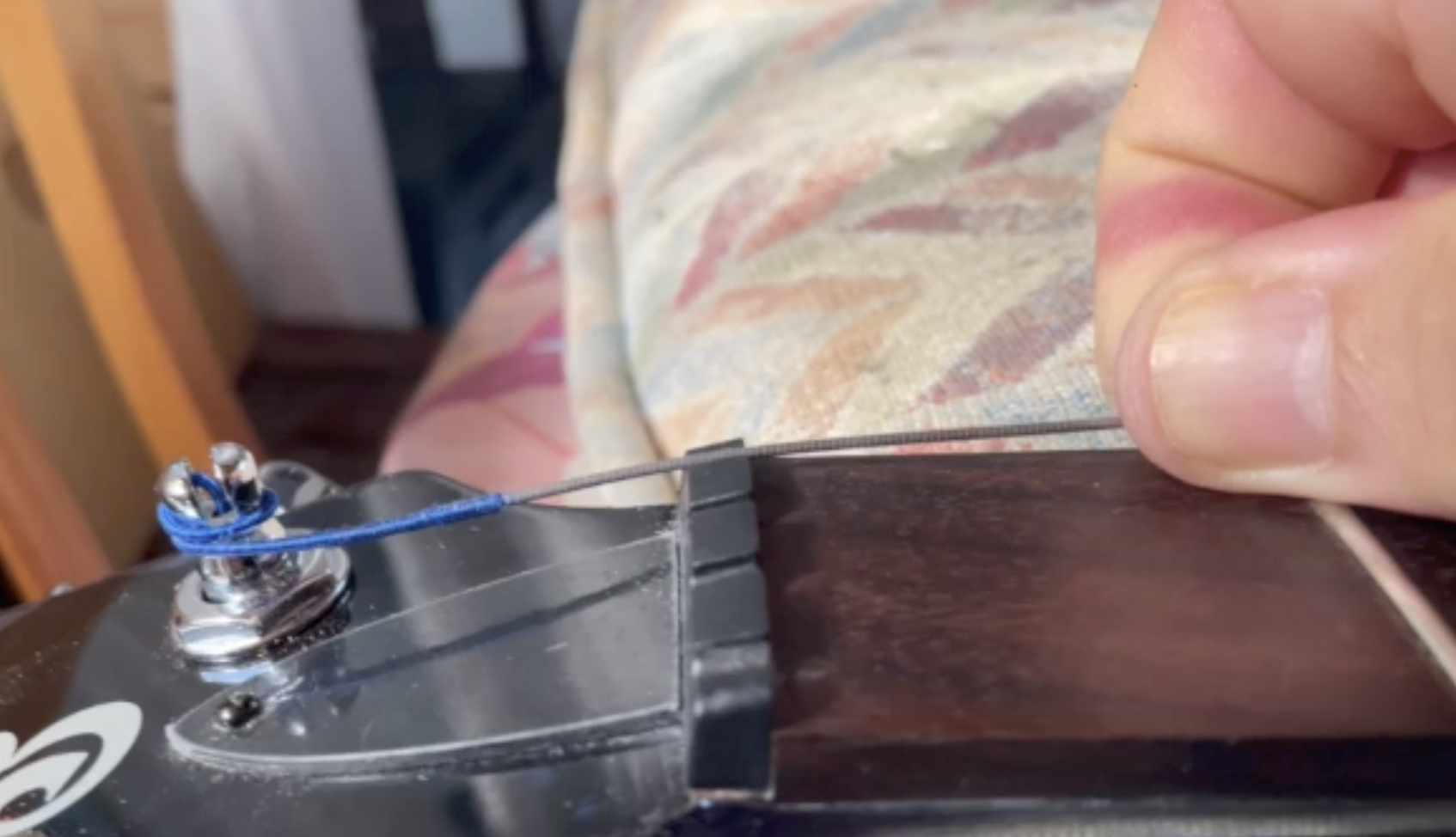 Faire passer la corde dans la mécanique